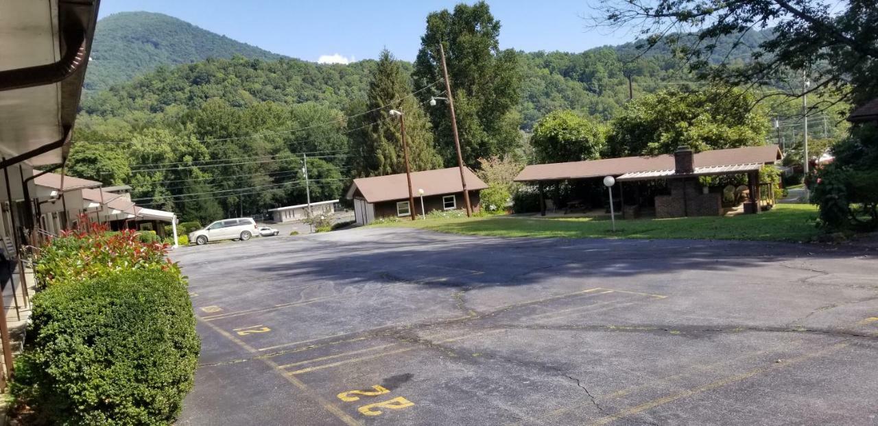 Tanglewood Motel And Log Cabins Maggie Valley Exterior photo
